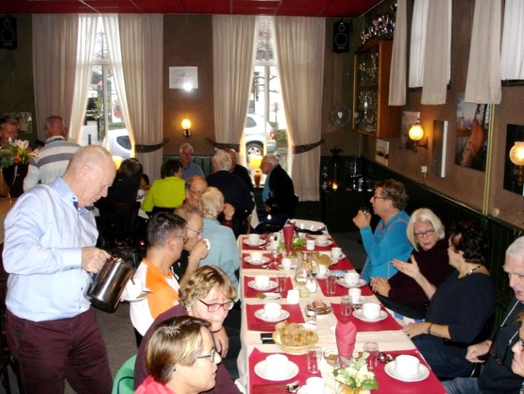 Om 11 uur werden we terug verwacht en gingen we met zevenveertig doeners lekker aan tafel om van de snert te genieten.