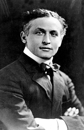 HARRY HOUDINI (Budapest, 1874 - Detroit, 1926) Robert-Houdin werd door zowel Franse als buitenlandse goochelaars uit zijn tijd gekopieerd en geplagieerd.