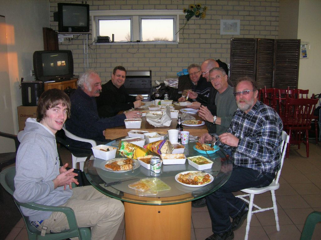 Gelukkig werd haar plaats ingenomen door Menno, die zich als verse novice amateur in de contest stortte en zowaar 35 verbindingen op HF maakte onder de afdelingscall.