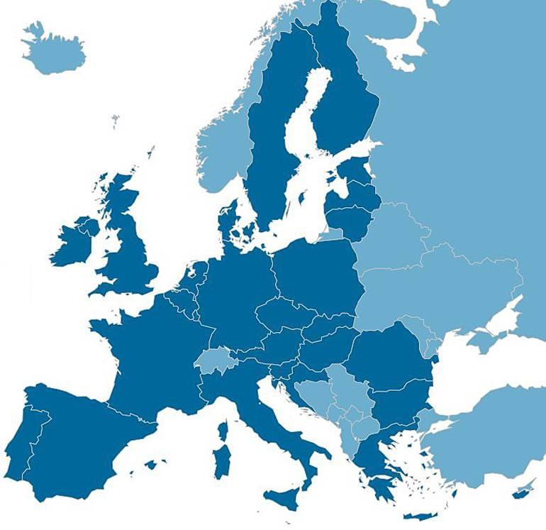 De landen die bij de Europese Unie horen in het donker. Als inwoner van een van deze landen mag je onbeperkt reizen, verblijven en werken in de landen.