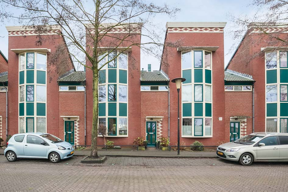 Lauwersmeer 54 te Barendrecht Mooie ruime eengezinswoning met een royale tuin op het westen, eigen parkeerplaats en een uitgebouwde woonkamer en keuken gelegen aan een mooie singel in de wijk