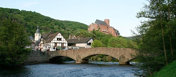 Woensdag 22 juni een bustocht naar een nieuw gebied in de Duitse Eifel bij Heimbach. We wandelen hier op de bergwand langs de Rur en hebben een fraai uitzicht op de Rursee.