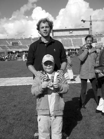 JEUGD Sporten en kletsen met bekende Nederlandse sporters Mijn naam is Jeroen, ik ben 10 jaar en ik heb al meer dan 5 jaar leukemie: leuk-is-het-nie. Ik ben gek op voetballen. Ik zit in de Quick E5.