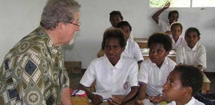 Voorwoord Voor U ligt de 50e nieuwsbrief van Papoeajeugd naar school! Van de ene kant een blije nieuwsbrief, in een nieuw jasje, verhalend over vernieuwingen.