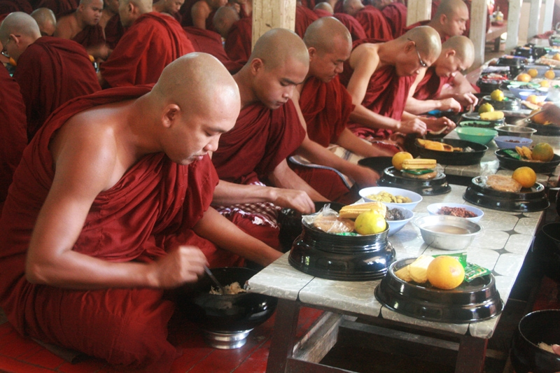 In Mingun zijn de overblijfselen van de Mingunpagode te vinden. Het belangrijkste religieuze bouwwerk in Mandalay is de Mahamuni Pagode.