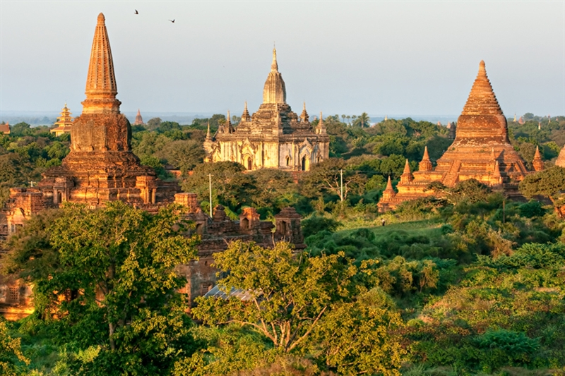 Aan de voet van Mandalay Hill staat de Kuthodaw Pagode. Rond de centrale pagode bevinden zich de marmeren tabletten waarop de hele Tripitaka geschreven is.