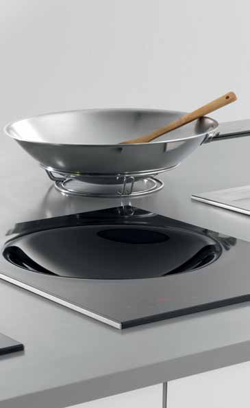 De wokpan past precies in de speciale bodemring die standaard wordt bijgeleverd. Ideaal wanneer u de wokpan even wilt wegzetten in een kastje of op uw aanrecht.