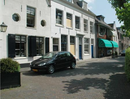 Ter plaatse van het Kerkplein gaat de Voorstraat over in de Klapstraat en buigt de straat af van de Vecht. Kenmerkend voor deze straat is het smalle profiel.