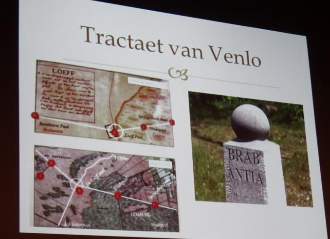 Kortooms van een beeld. Het beeld is gemaakt door Roel van Wijlick uit Venlo. Met een kettingzaag zaagt hij, vaak ter plekke, beelden uit inlands eiken.