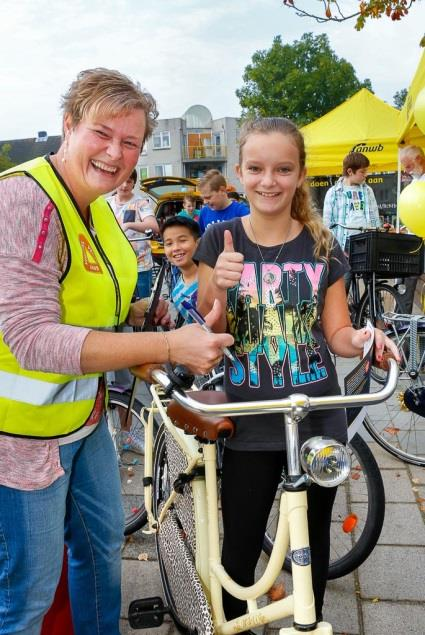 2 Lichtbrigade 2014 (Basisscholen) Relevante actie! Veiligheid is een relevant thema, bewustwording veilige en goed verlichtte fiets belangrijk.