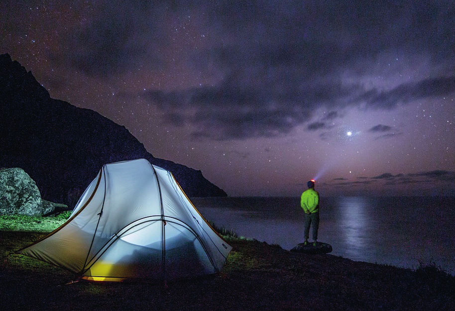 In de aarde groeit veel van ons voedsel, we kunnen maar enkele minuten zonder lucht, we warmen ons aan vuur en vuur geeft ons licht en zonder water zouden we uitdrogen.