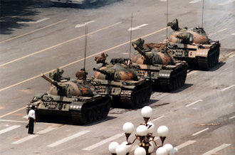 Een tijd terug wilden studenten meer vrijheid (studeren in het buitenland, ). Ze protesteerden op een belangrijk plein in de hoofdstad Beijing.
