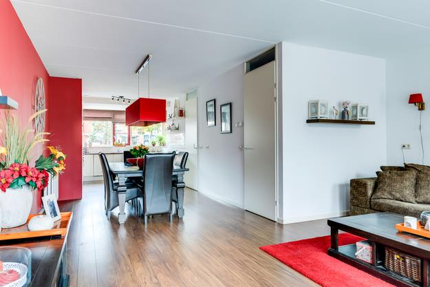 LET OP: DE GENOEMDE PRIJS IS EEN VANAF PRIJS!! BIEDEN VANAF 325.000, k.k. Deze fraaie moderne stadsvilla is echt een topper op de woningmarkt! Zelden komen dit soort woningen dan ook in verkoop.