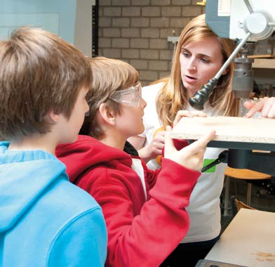 PLASTISCHE OPVOEDING De leraar plastische opvoeding laat zijn leerlingen kennismaken met beeldtaal. Dagelijks worden we overspoeld door ontelbare beelden, maar hoe gaan we daarmee om?