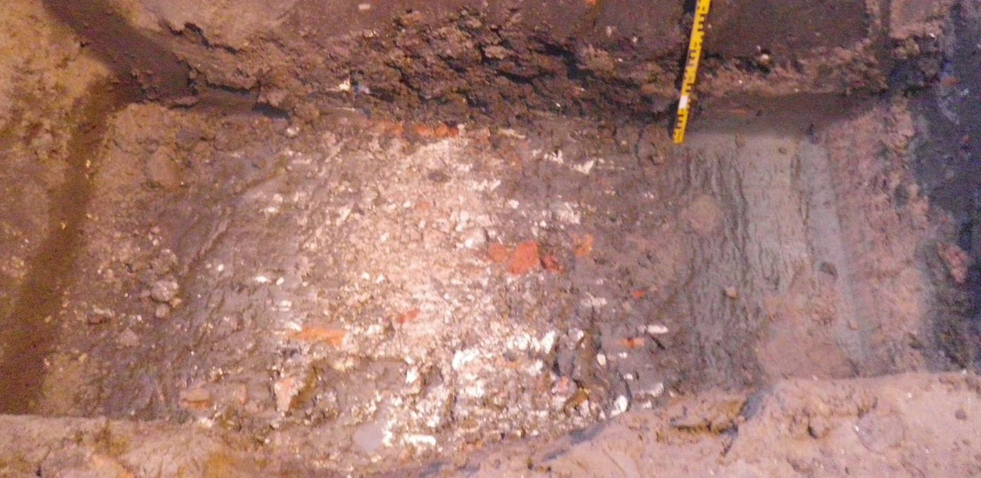 Figuur 4 Onder de 17 e eeuwse muurfundering werd een met puin gevuld spoor (S16) aangetroffen. Het vondstmateriaal uit het spoor heeft een datering in de 15 e eeuw tot en met de 17 e eeuw (vnr. 5).