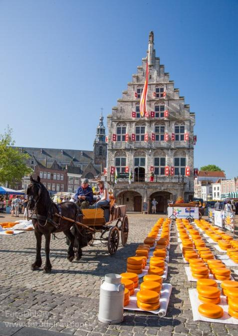 000 inwoners. U kunt genieten van een hapje en drankje op een van de vele terrassen op de markt.