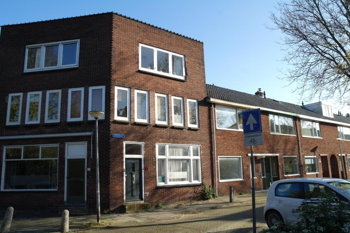 Verrassend ruime hoekwoning gelegen in de Vogelbuurt in de wijk Korte Akkeren. Het betreft een woning met veel ruimte, welke voor diverse doeleinden te gebruiken is!