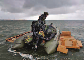 boven het Haringvliet TEKST: Leo van Westerhoven De MIB ontdoet zich automatisch na het contact met het water van zijn parachutes.