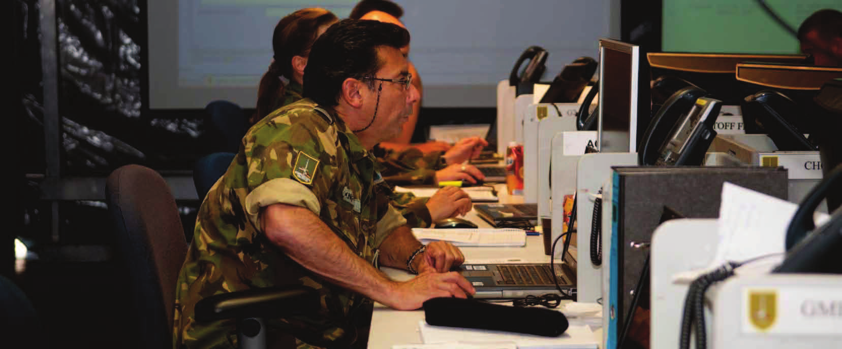 Tekst: KAP Roel van de Wiel Foto s: KPL Erik Morren Common Effort Het Joint Operation Center is het militaire epicentrum van de multidisciplinaire operatie Common Effort.