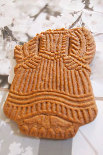 Speculaas 400 gram amandelmeel 200 gram hazelnootmeel 3 eieren 3 tl speculaaskruiden 1 tl kardemom of gemalen anijs (optioneel) 2 tl kokosmeel of 1 tl arrowroot 1 tl kokosbloesemsuiker 2 el kokosolie