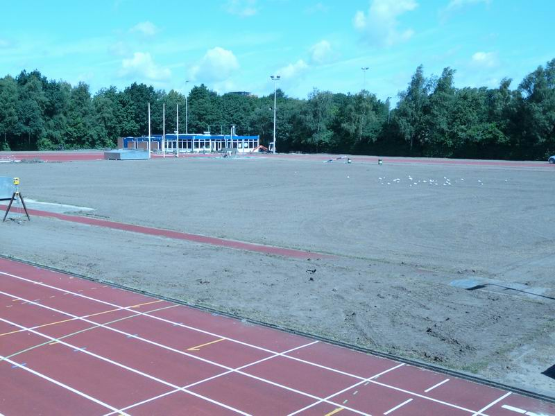 Clubnieuws Juli 2008 Renovatie grasveld atletiekbaan De renovatie van de grasvelden het drainagesysteem is ondertussen in volle gang.