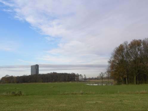 Slechtvalk Vlak bij de Dommelbeemden, boven op het ASML gebouw bij het Maxima Medisch Centrum in Veldhoven, staat een slechtvalkkast. Deze is in 21 geplaatst door het High Tech bedrijf ASML zelf.