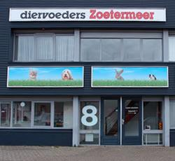 Het oudste en voordeligste adres voor al uw dierbenodigdheden. Storkstraat 8 2722 NN Zoetermeer Tel.: 079-3164961 www.diervoederszoetermeer.