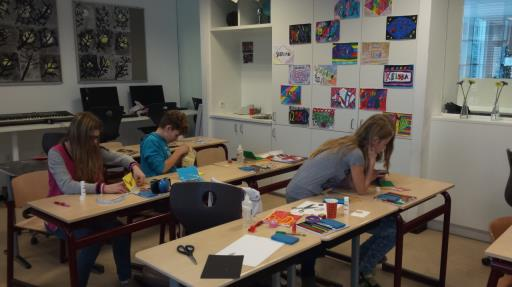 Informatie groep 7 KlasseKids Bij KlasseKids gingen we oefeningen doen waarbij je elkaar moest vertrouwen. Het was best wel moeilijk, maar we deden het toch. Eerst waren de jongens daarna de meisjes.