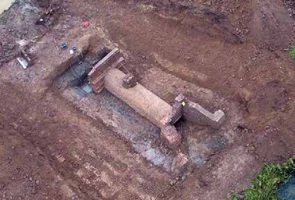 Direct op de onderste geulafzettingen werd een groot aantal laatmiddeleeuwse sporen aangetroffen, waaronder een groot aantal (paal-)kuilen, haardkuilen en een waterput gemaakt van twee op elkaar