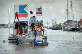 De locaties met (mogelijk) belangrijke andere contacten zijn ook genummerd [uit: 953]. Afb. 39a9. De kantoorkeet (links) en de duikcontainer (rechts) op het duikponton de Serva [foto: H.