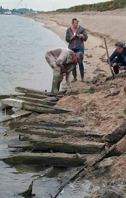 272 Het schip was afgedekt door oude oeverafzettingen van de Waal maar kwam een half jaar na de werkzaamheden aan de krib bloot te liggen (afb. 4567j).