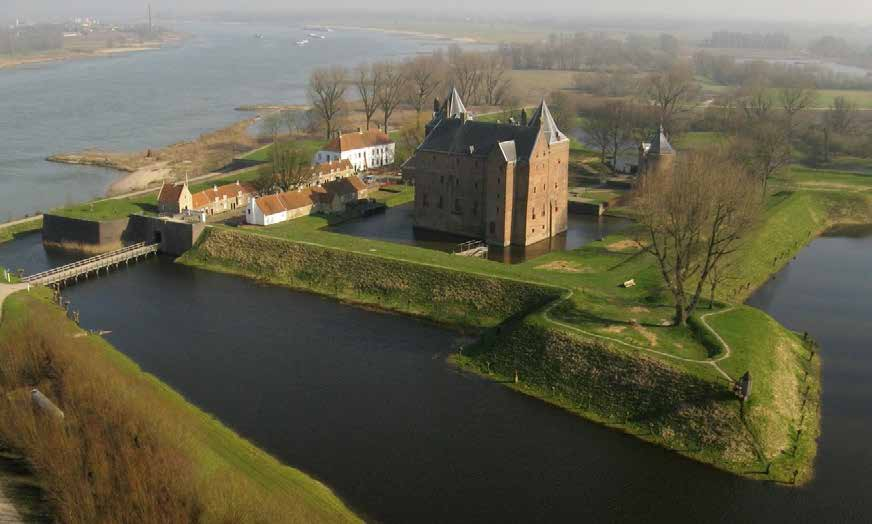 en afstand tot de middeleeuwse dijkvoet. Verder kwam hier het kloosterterrein van de Munnikenhof voor.