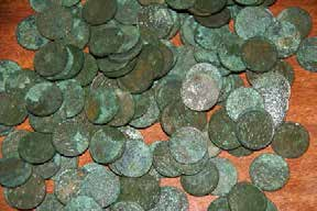 Het meest opvallende was echter een depot met 319 munten uit de eerste helft van de 20ste eeuw (afb. 20n). Dit betrof ofwel oorlogsbuit of het was door een bange eigenaar opzettelijk begraven.