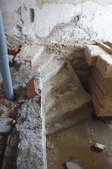 Na het verwijderen van de vloeren wordt ook gekeken welke sporen er nog in de ondergrond aanwezig zijn.