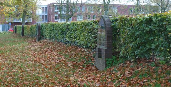 Hier komen wij langs de RK begraafplaats die bijzonder is door de kruiswegstaties die aan de buitenring zijn aangebracht.