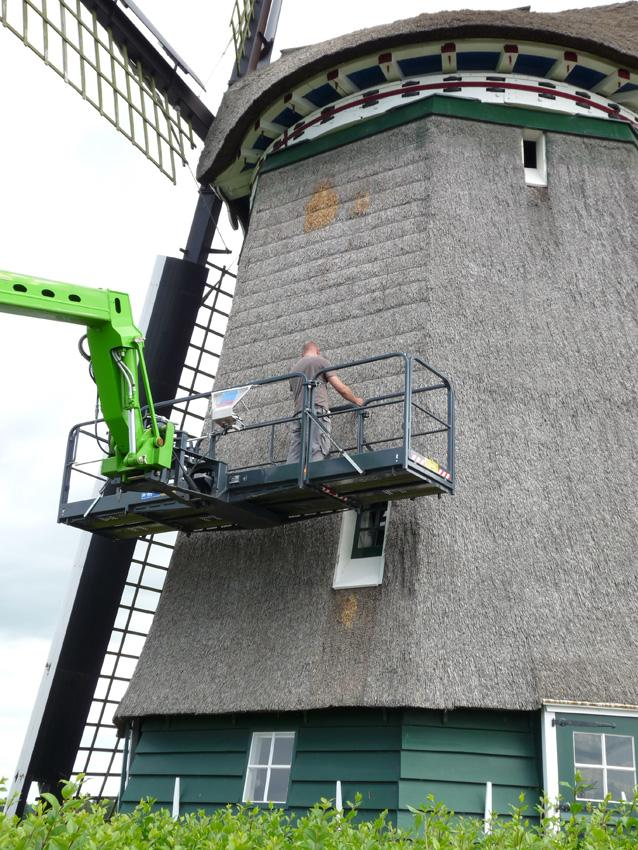 Nu, 40 jaar later, zoekt de rietdekker door de dikke rietlaag heen naar diezelfde rietlatten om daaraan ijzerdraadjes te bevestigen.