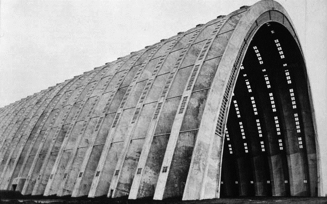 Hangar Door constructies in de vorm van een bergparabool te gebruiken, kunnen grote gebouwen zonder inwendige steunpilaren gebouwd worden.