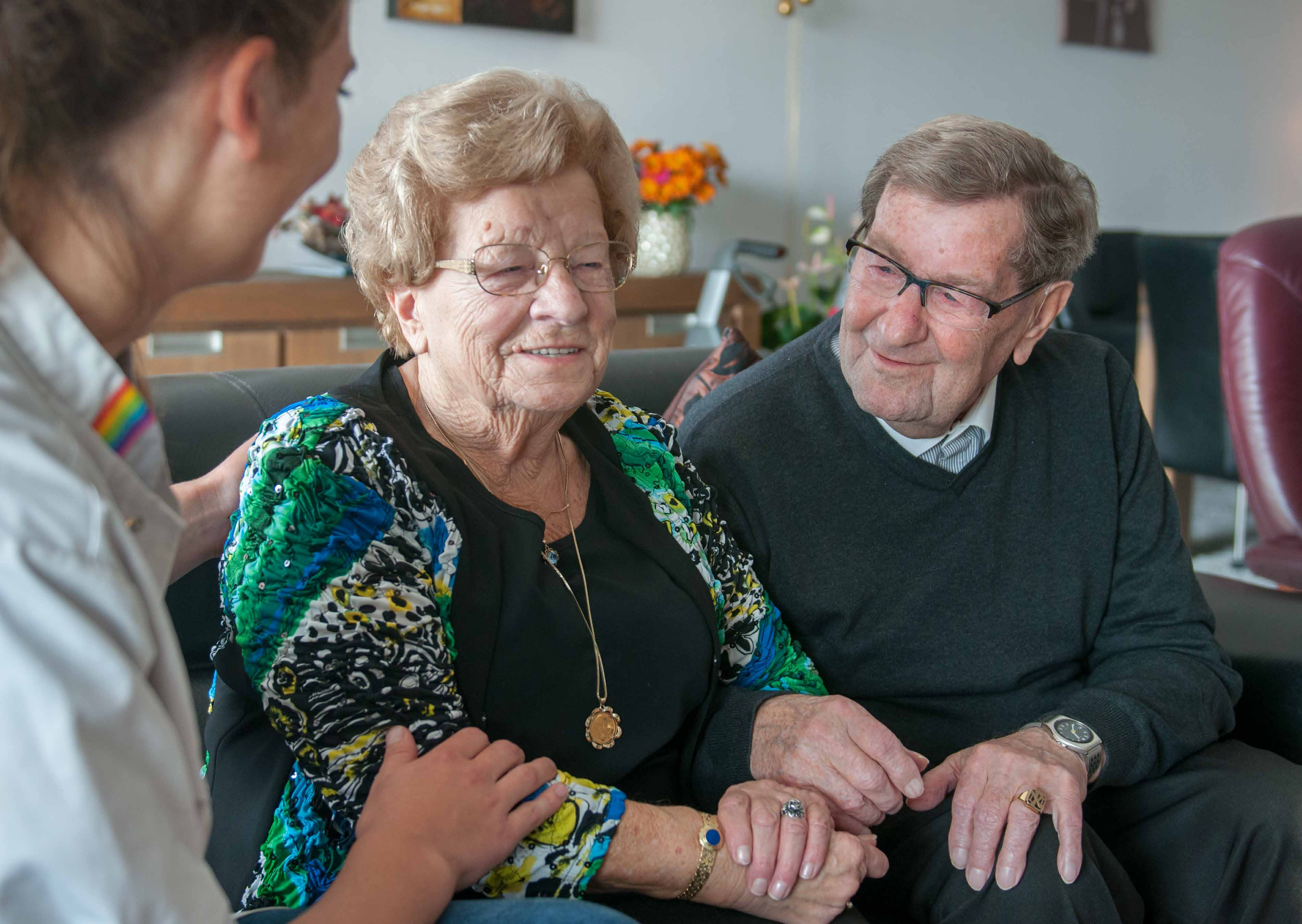 Personenalarmering Vraagt u zich weleens af wat er gebeurt als u iets overkomt in uw eigen huis? U valt of wordt plotseling onwel; wie schiet u dan te hulp?