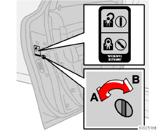 05 Sloten en alarm Kinderslot De led in de knop licht op en blijft branden, totdat u de auto met de sleutel of de afstandsbediening vergrendelt.