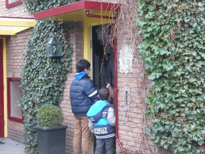 Kaarsjes rondbrengen De donderdag voor de kerstvakantie hebben de leerlingen van groep 1/2 b en groep 8 kaarsen met een kerstboodschap rondgebracht bij de buurtbewoners.