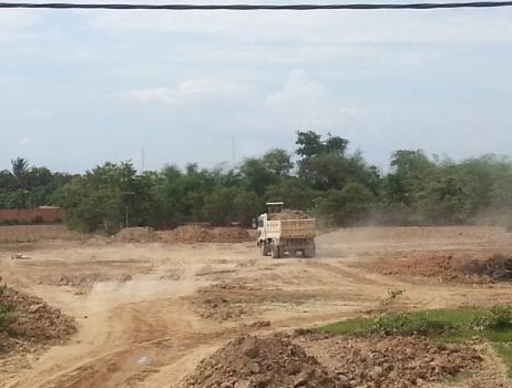 6. Nieuwbouw Begin 2014 is er een stuk land aangekocht net buiten Phnom Penh in de buurt van de roemruchte killing fields in het Dangkao district en ligt op korte afstand van de nieuwe vuilnisbelt.