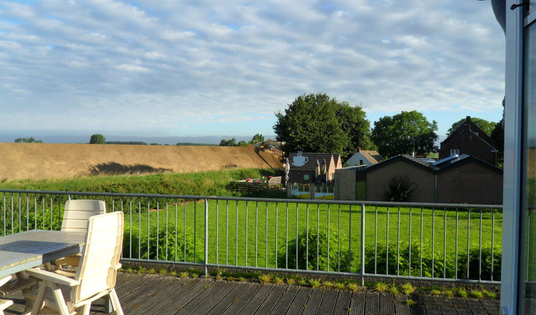 In ons dorp gaan de werkzaamheden langs de Maas tijdens de vakantieperiode gewoon door. De geluidswal is klaar en er wordt hard gewerkt achter die wal. Mijn gedachtekronkel?