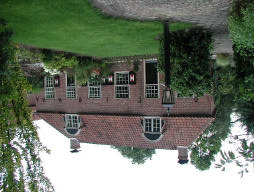 De voormalige pastorie (het huidige gemeentehuis) is in de 17 e eeuw gebouwd en bestaat uit twee evenwijdige dwarshuizen met een zadeldak en tuitgevels.