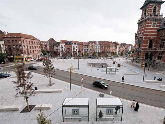 praktijkboek tekst: Grontmij Vlaanderen Raadsplein, Anderlecht De voetganger heeft weer een prominente plaats op het Raadsplein. De verblijfskwaliteit is verhoogd, het stadsbeeld verfraaid.