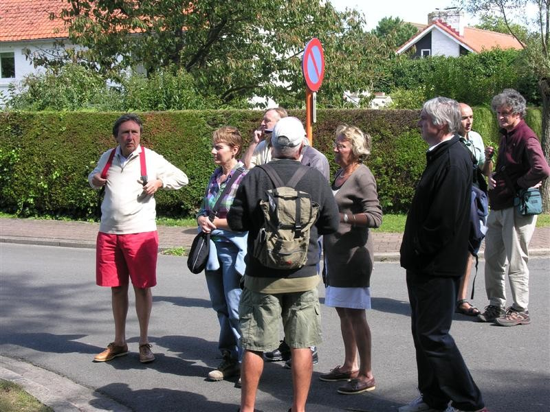 Neptunus struint in de branding strandwandeling naar de Zwingeul Op zoek naar winterse aanspoelsels in de vloedlijn afspraak: 14:00u Surfers Paradise Knokke-Zoute gids: Omer Rappé tel. 050/51.24.