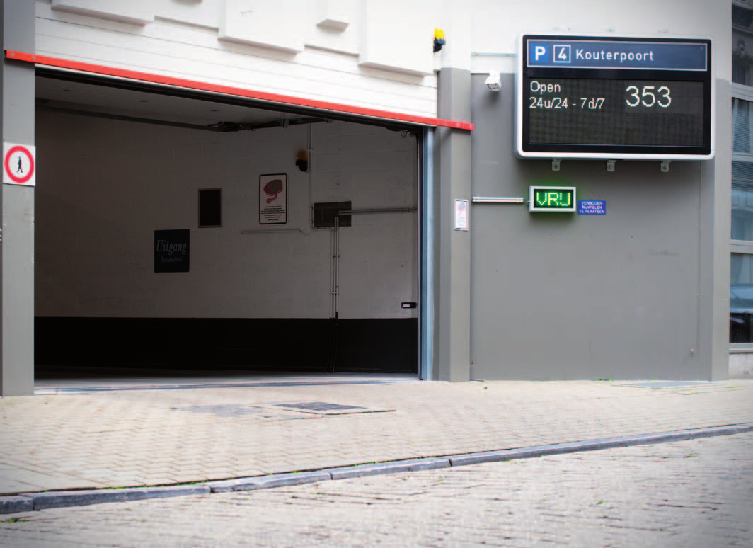 Zij verliezen nu vaak kostbare tijd met het zoeken naar een vrije plaats, ondanks de bestaande parkeerkaart voor zorgverstrekkers waarmee zij tot twee uur kunnen parkeren op elke parkeerplaats waar