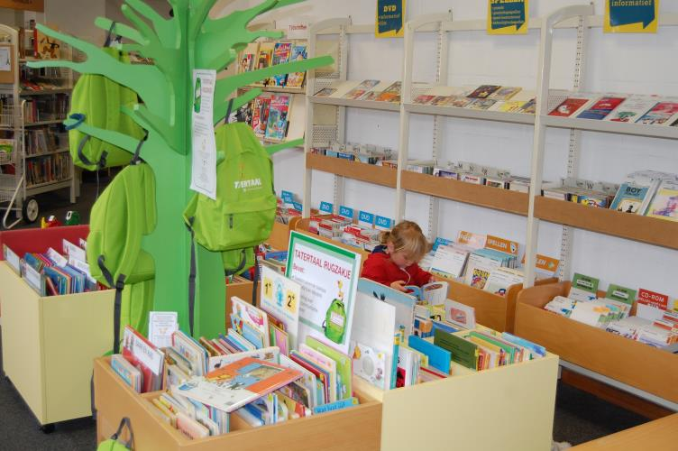 Jeugdafdeling (op de 1 e verdieping) prentenboeken (0-5 jaar) voorleesverhalen gemakkelijke leesboekjes voor beginnende lezers of kinderen met leesproblemen