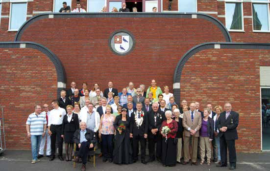 Schuttersproat Uitgave van Schutterij Onderling Genoegen augustus 2016 nr. 37 Schuttersvrienden Het voelt best wel spannend. We staan een paar weken voor de Duuvese kermis 2016.