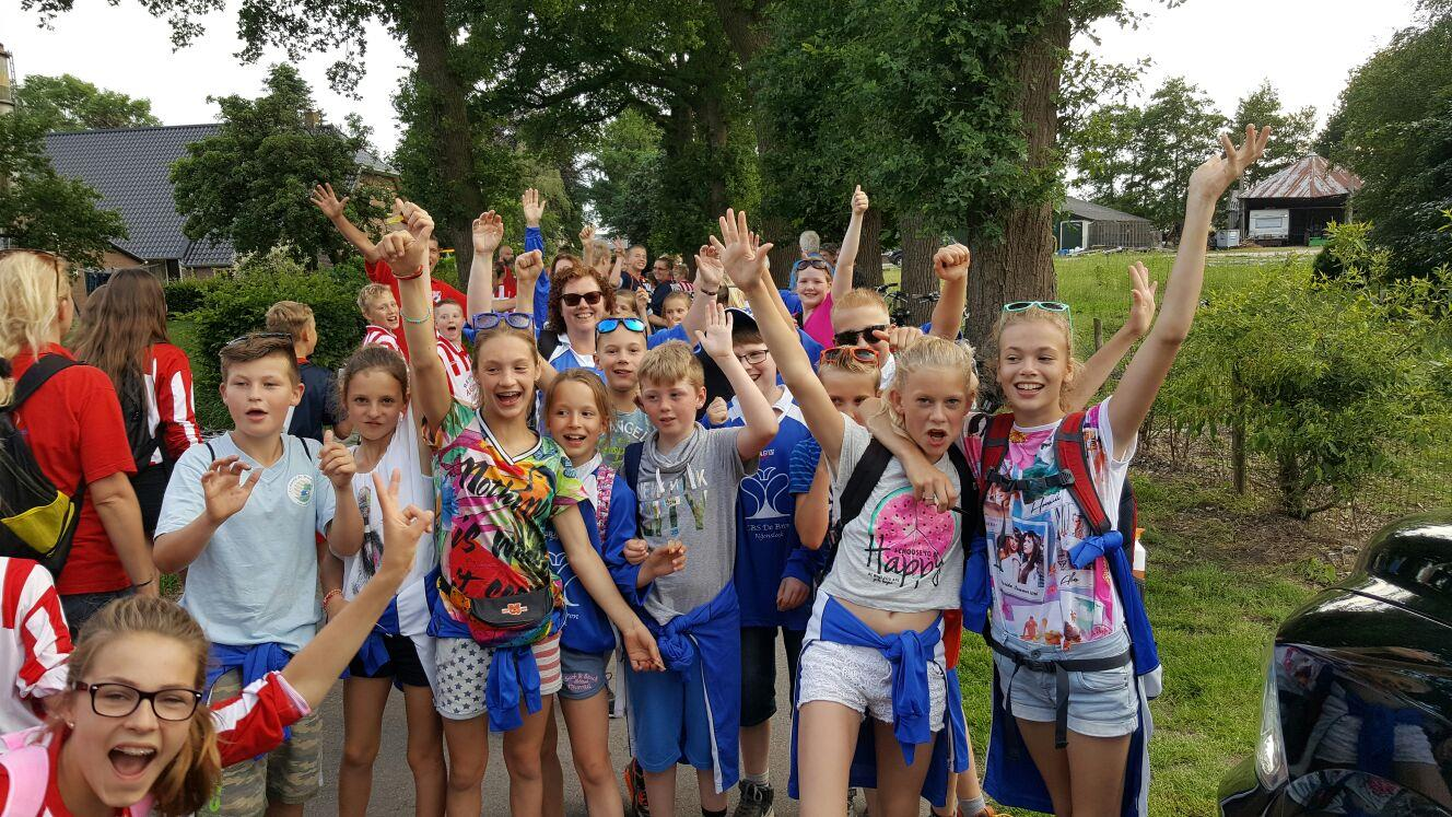 Je krijgt tips, spelletjes en boektitels doorgestuurd om er in de zomervakantie op een leuke manier voor te zorgen dat het lezen leuk blijft.