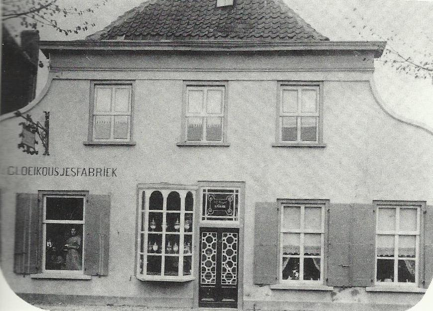 Bakkerij Knegtel op de Heuvel te Tilburg Het echtpaar Knegtel- Beijsens heeft een bakkerij aan de zuidzijde op de Heuvel.